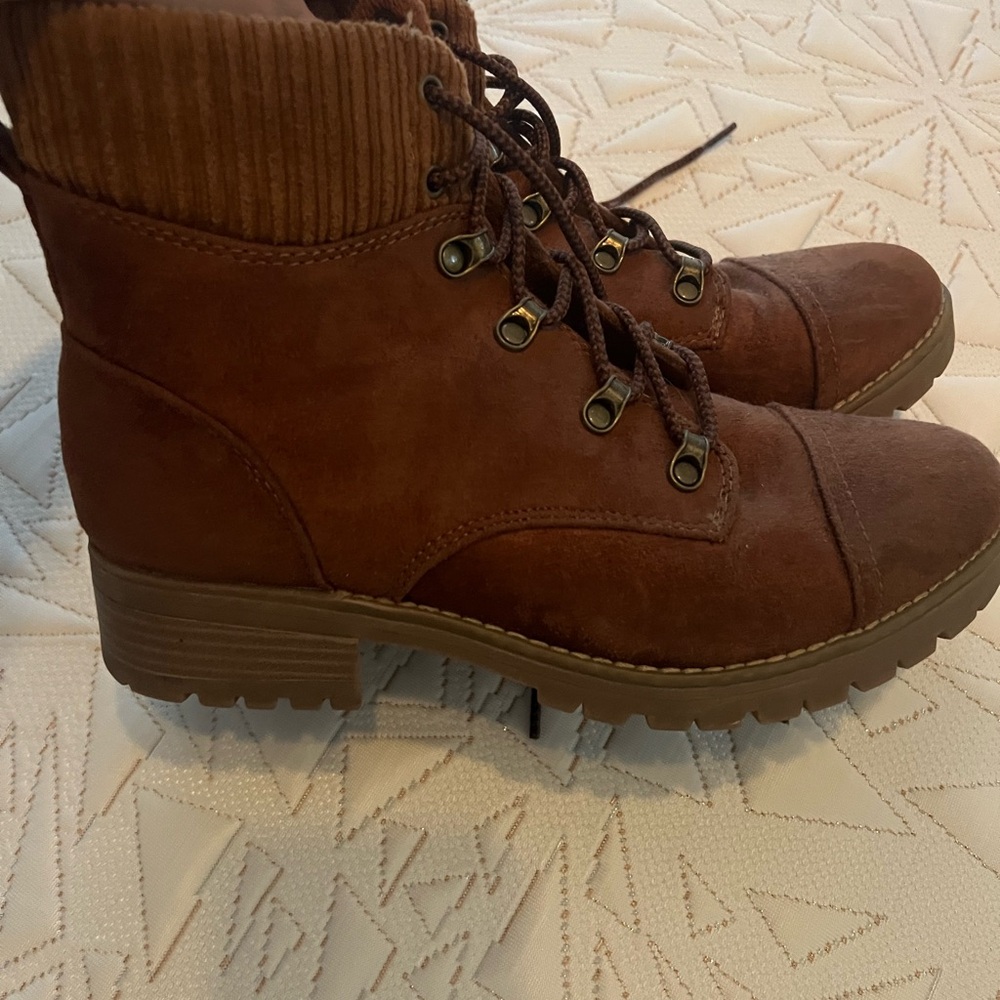 Universal Thread Lace Up Brown Boots